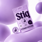 Envase de parches de vitaminas para relajarse Stiq Patches junto a un parche vitamínico Relax.