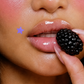 Persona mostrando un parche hidrocoloide para granos Stiq Patches Starwear con forma de estrella violeta (violet)