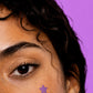 Persona mostrando un parche hidrocoloide para granos Stiq Patches Starwear con forma de estrella violeta (violet)