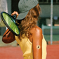 Persona jugando al tenis con un parche de vitaminas para la energía Stiq Patches Energy en el brazo.